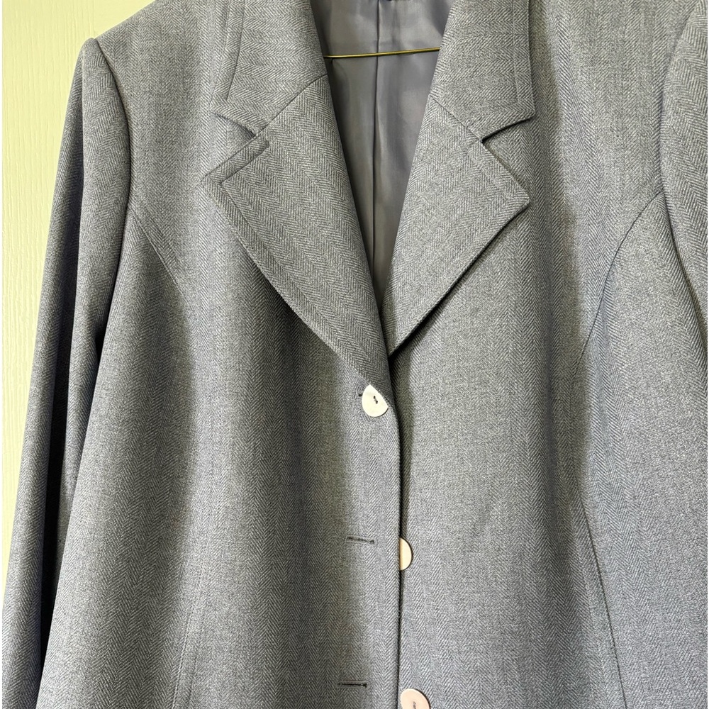 Beautiful heather blue LeSuit size 20W. Fully lined with slightly fared skirt